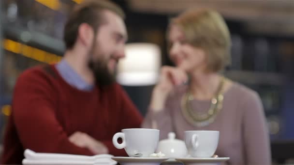 Dos jóvenes en la cafetería disfrutando del tiempo que pasan juntos — Vídeo de stock