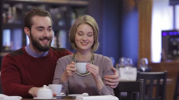 Casal jovem atraente — Vídeo de Stock