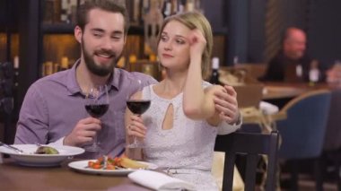 restoranda şarap bardakları ile nişanlı Çift