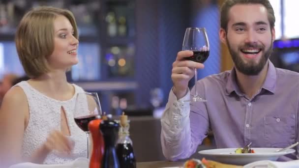 Collaborative romantic dinner in a restaurant — Stock Video