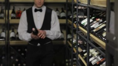 Yüz emin sommelier kapatın