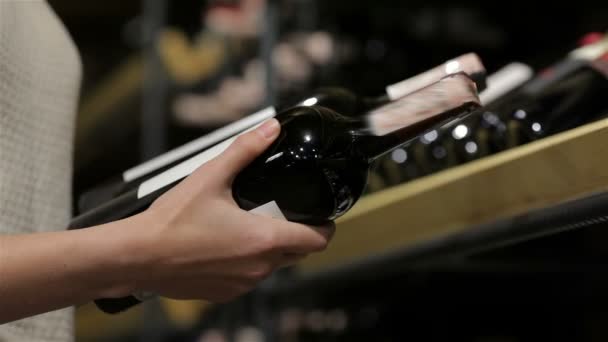 Крупним планом жіночі руки порівнюючи два вина — стокове відео