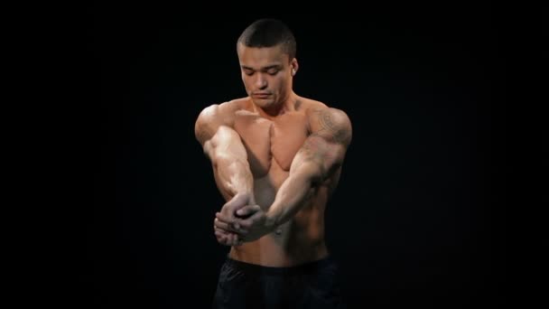 低调强壮的男人伸展手腕 — 图库视频影像