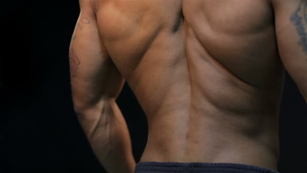 Homme pétrir les muscles du dos — Video