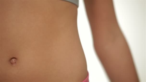 女孩测量腰部与测量带 — 图库视频影像