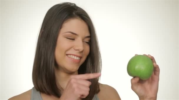 Chica sostiene manzana verde — Vídeo de stock