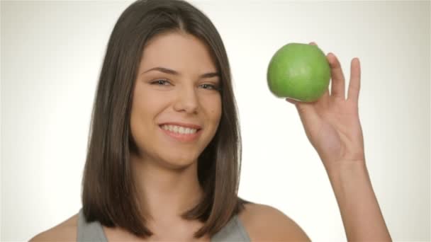 Ελκυστικό αθλητικό κορίτσι με πράσινο μήλο — Αρχείο Βίντεο