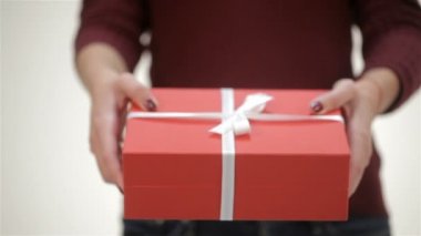 Yakın bir kız bir hediye verir