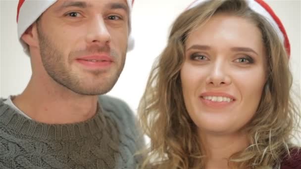 Милая пара поздравляет с Новым годом — стоковое видео