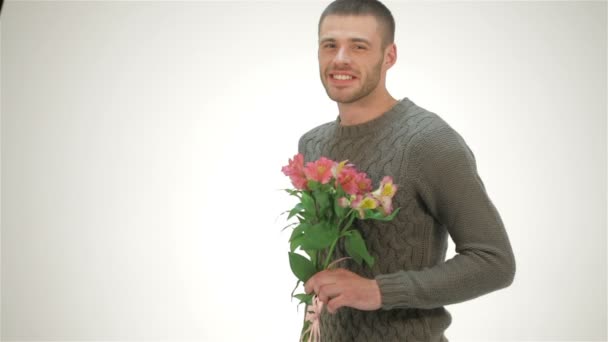 男性の勇敢なプレゼントは花束を提示します — ストック動画