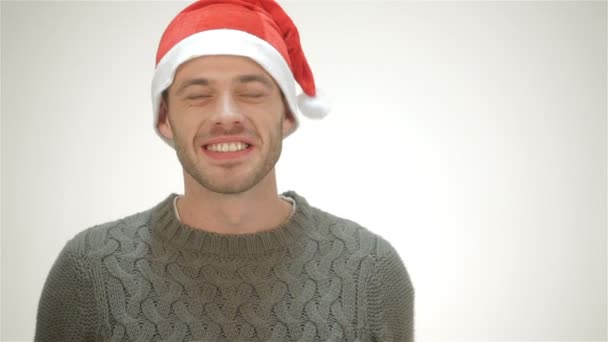 El macho en Santa sombrero sonriendo y mostrando el pulgar — Vídeos de Stock