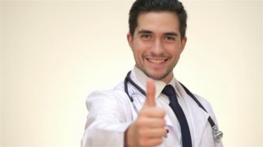 Başarılı doktor başparmak gösteren