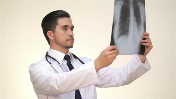 Seriöser Arzt untersucht ein Röntgenbild — Stockvideo
