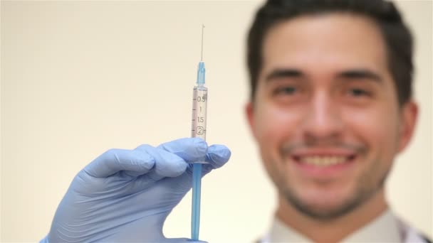 Trabalhador médico que se prepara para administrar uma injeção — Vídeo de Stock