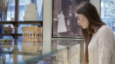 Fırına bir kadın geldi.