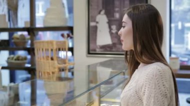 Çekici kız ekmek satın aldı