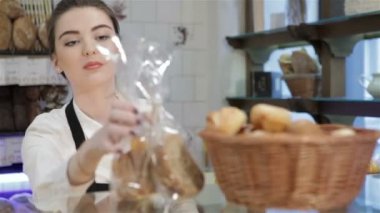 Satıcı taze rulo lar ortaya koyar