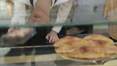 Sevimli kız satıcı macaroon sunuyor