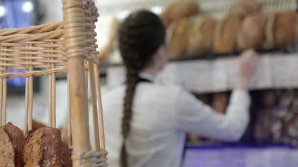 Bäckermädchen klebten Preisschilder auf Brot — Stockvideo