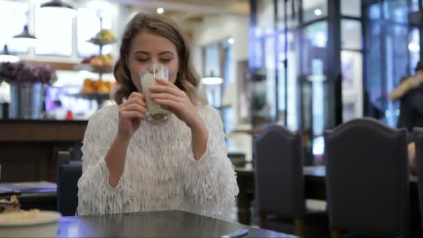Κορίτσι σε ένα αρτοποιείο — Αρχείο Βίντεο