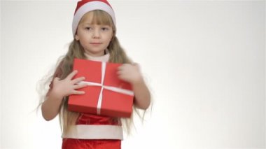 Kırmızı kutuda hediye tutan çocuk