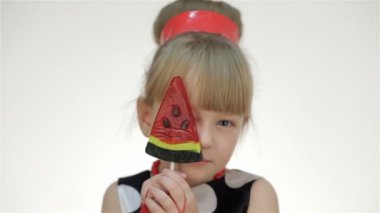 Kız lolipop gözlerini kapatır