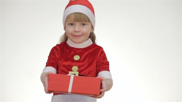 Niña ofreciendo un regalo en una caja roja — Vídeos de Stock