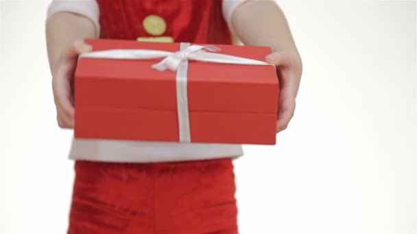 Закройте руки девушки предлагает подарок — стоковое видео