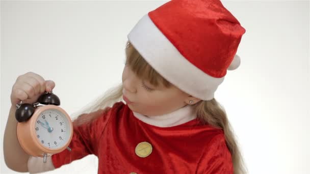 Niña mirando el reloj y preguntándose — Vídeos de Stock