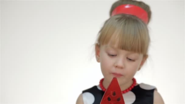 Kid flicka med Lollipop visar tungan — Stockvideo