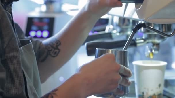 Barista stomen van de melk voor hete cappuccino — Stockvideo