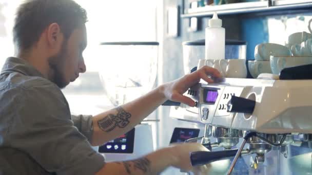 Barista preparando café expresso — Vídeo de Stock