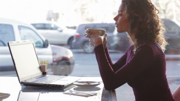Menina bonito beber café em um café na cidade — Vídeo de Stock