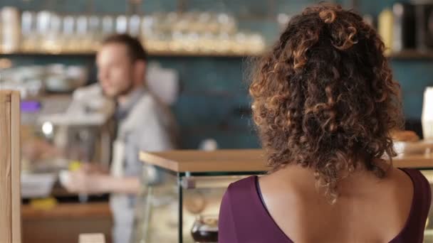 Meisje glimlachen op de achtergrond van mannelijke barista — Stockvideo