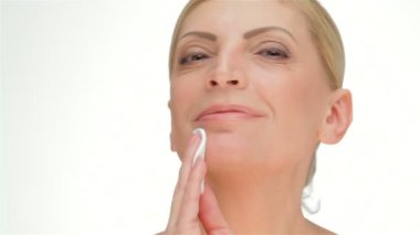 Temizleme bezi yüz orta yaşlı kadınlar