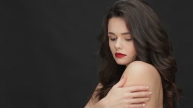 Sağlıklı cilt renkli genç kız