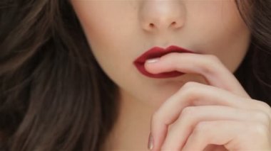 Bir genç kızın dudaklarında parmak kadar kapatın