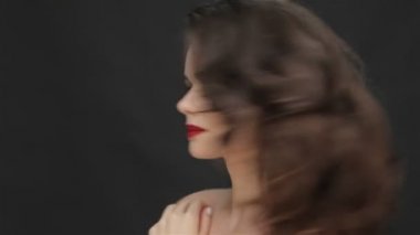 Büyüleyici bir gülümseme ile genç erkek