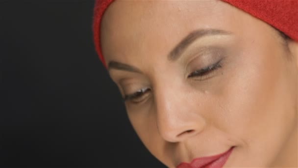 La fille au foulard ethnique rouge souriant — Video