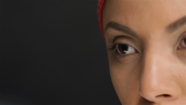 Close up retrato de uma menina em um lenço vermelho — Vídeo de Stock