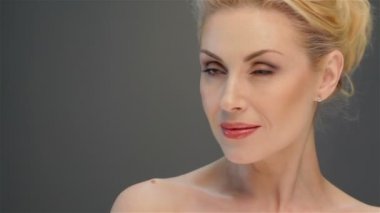 Sarışın hayranlık duygu gösterir