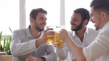 Rahat kıyafet toasting içinde üç neşeli adam