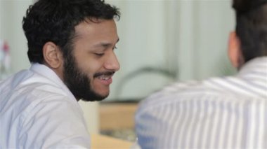 Arkadaşlar birbirleriyle iletişim kurmak