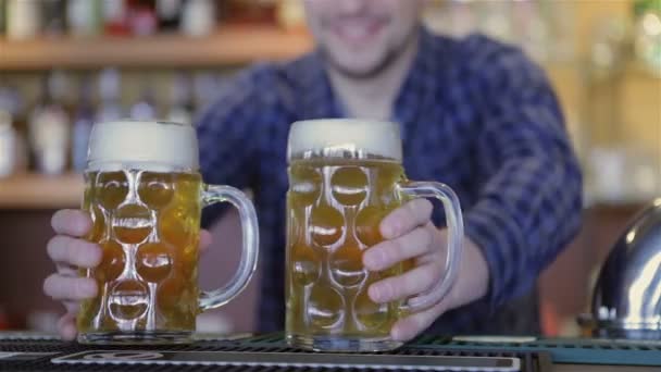 Barman drží pivní sklenice a usmívá se — Stock video