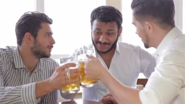 Amigos felizes alcançando sobre pints em um bar — Vídeo de Stock