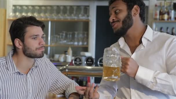Tomar uma cerveja com um amigo — Vídeo de Stock
