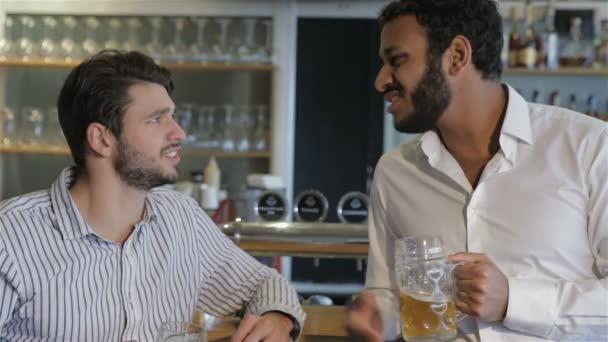 Jóvenes en un bar — Vídeos de Stock