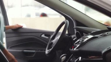 Erkek bir otomatik satın alma bir araba galerisinde