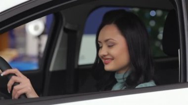 Erkek göstermek onun yeni araba anahtar