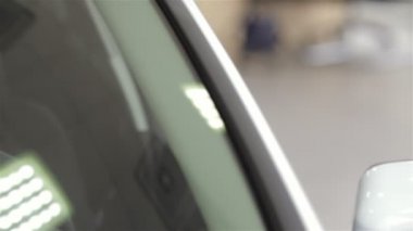 Ön camdan gülümseyen kadın